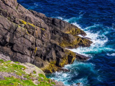 İrlanda'nın Atlantik kıyısında, vahşi mavi okyanus su