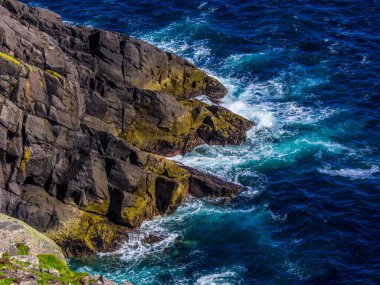 İrlanda'nın Atlantik kıyısında, vahşi mavi okyanus su