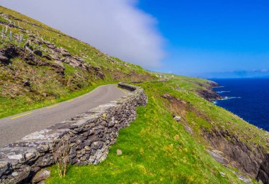 Dingle Yarımadası İrlanda, sahil şeridi boyunca dar yollar
