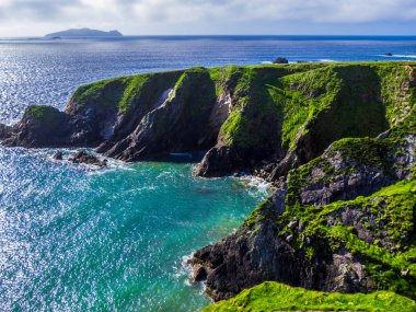 İrlanda - Dingle Yarımadası Atlantik kıyısı boyunca harika kayalıklarla