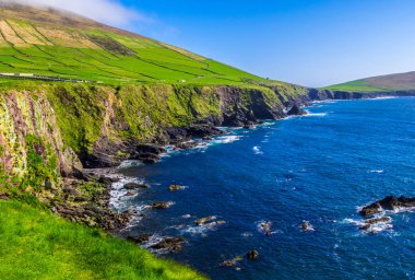 Derin mavi Atlas Okyanusu - Dingle Yarımadası'nın güzel manzara