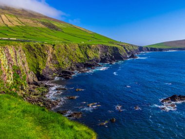 Derin mavi Atlas Okyanusu - Dingle Yarımadası'nın güzel manzara