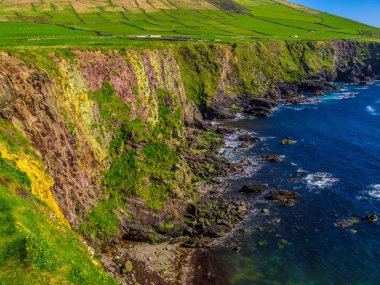 Derin mavi Atlas Okyanusu - Dingle Yarımadası'nın güzel manzara