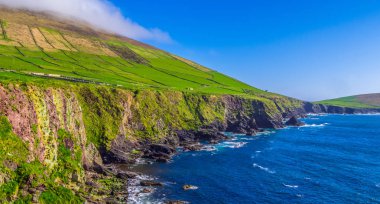 Güzel İrlandalı west Coast'ta yaban Atlantik yolu