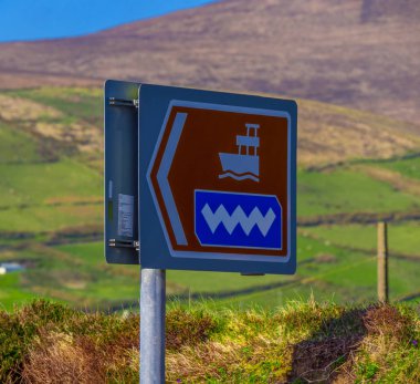 Yön işareti altı İrlandalı Batı kıyısında yaban Atlantik şekilde