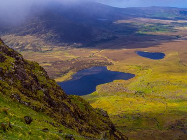 Connor Pass üzerinden Dingle Yarımadası üzerinde mükemmel geniş açı havadan görünümü