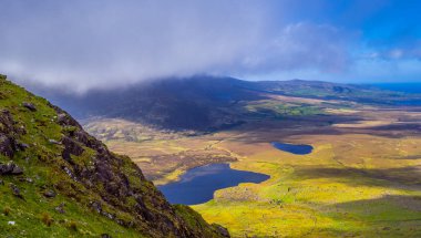 Connor Pass üzerinden Dingle Yarımadası üzerinde mükemmel geniş açı havadan görünümü