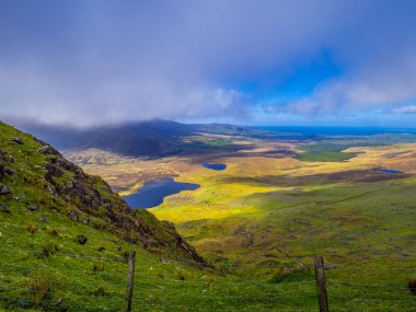 İrlanda - güzel manzara yeşil çim tepeler