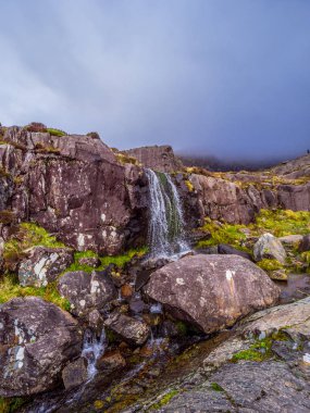 Connor Pass şelale - Dingle Yarımadası İrlanda üzerinde popüler Simgesel Yapı