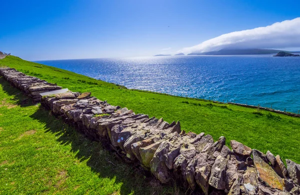 Gran angular de tiro en la costa oeste de Irlanda en la península de Dingle — Foto de Stock