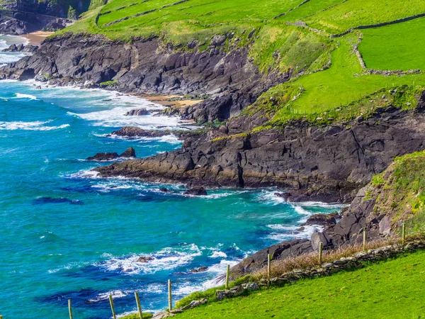 美妙的爱尔兰海岸在狂放的大西洋方式在丁格尔半岛 — 图库照片