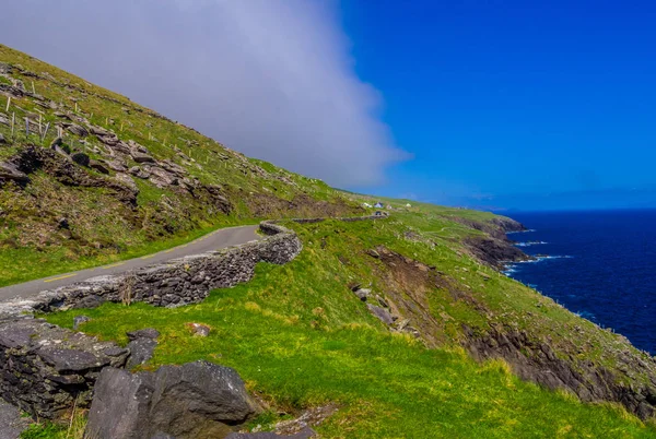 Wunderschöne landschaftlich reizvolle Straßen auf der Halbinsel Dingle in Irland — Stockfoto