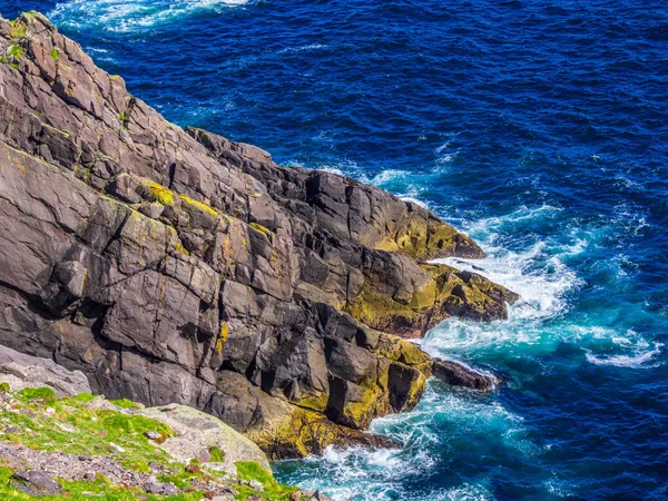İrlanda'nın Atlantik kıyısında, vahşi mavi okyanus su — Stok fotoğraf