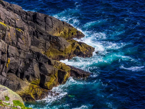 Água do oceano azul selvagem na costa atlântica da Irlanda — Fotografia de Stock