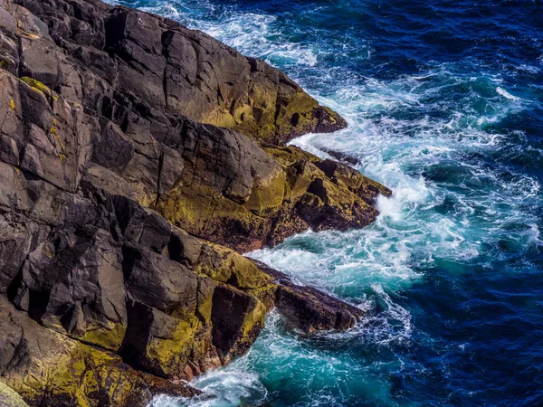 Água do oceano azul selvagem na costa atlântica da Irlanda — Fotografia de Stock