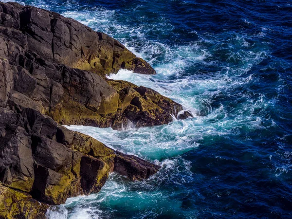 Дикая голубая океанская вода на Атлантическом побережье Ирландии — стоковое фото