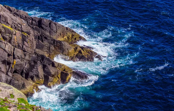 爱尔兰大西洋沿岸的野生蓝海水 — 图库照片