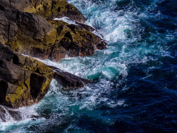 Acqua blu selvaggia dell'oceano sulla costa atlantica dell'Irlanda — Foto Stock