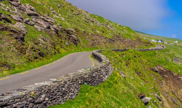 Estradas estreitas ao longo da linha costeira na Península de Dingle, na Irlanda — Fotografia de Stock