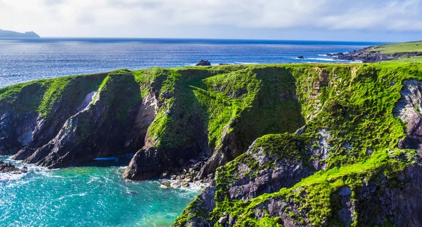 Nádherné útesy podél atlantického pobřeží Irska - Dingle Peninsula — Stock fotografie