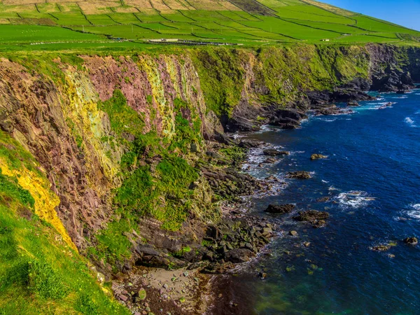 Derin mavi Atlas Okyanusu - Dingle Yarımadası'nın güzel manzara