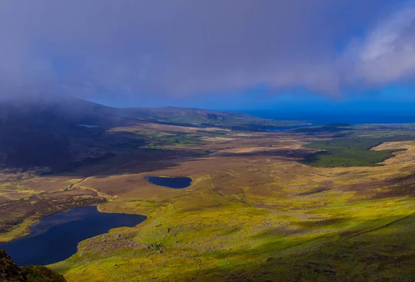 Vista aérea de ângulo largo impressionante sobre a península de Dingle do passo de Connor — Fotografia de Stock