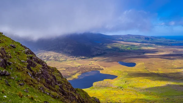 Connor Pass üzerinden Dingle Yarımadası üzerinde mükemmel geniş açı havadan görünümü