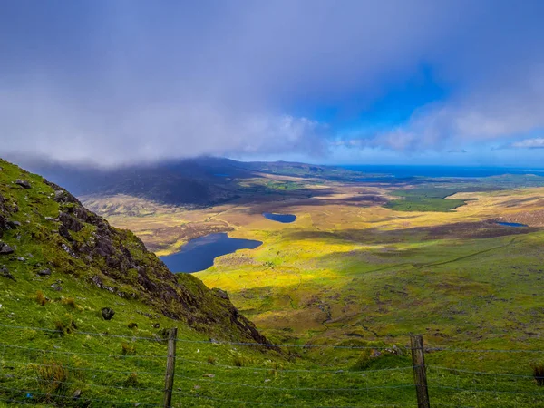 İrlanda - güzel manzara yeşil çim tepeler