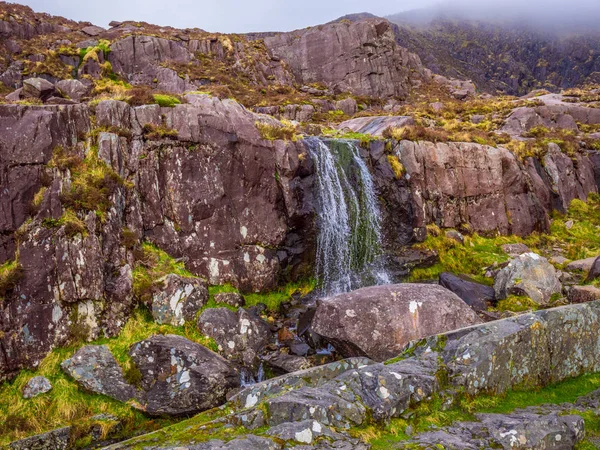 Connor Pass şelale - Dingle Yarımadası İrlanda üzerinde popüler Simgesel Yapı