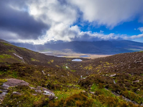 Скалистые холмы у перевала Коннор на полуострове Дингл, Ирландия — стоковое фото