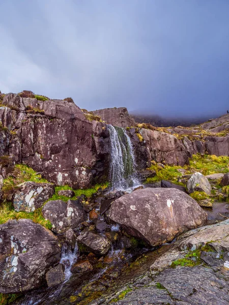 La cascada del paso de Connor - hito popular en la península de Dingle Irlanda —  Fotos de Stock