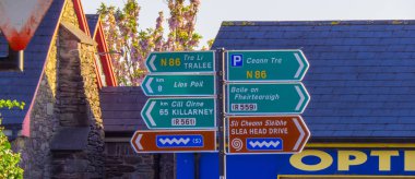 Derecik sokaklarında yön işaretleri