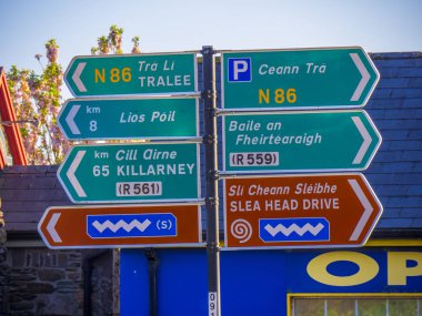 Derecik sokaklarında yön işaretleri