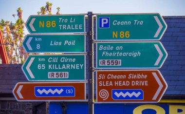 Derecik sokaklarında yön işaretleri