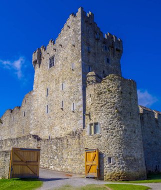 Killarney - ünlü bir dönüm noktası kalede Ross