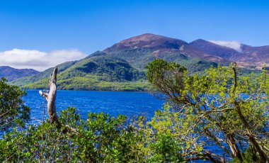 Derin mavi göl, Killarney Milli Parkı - bir pastoral romantik yer şaşırtıcı