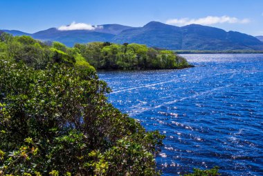 Derin mavi göl, Killarney Milli Parkı - bir pastoral romantik yer şaşırtıcı