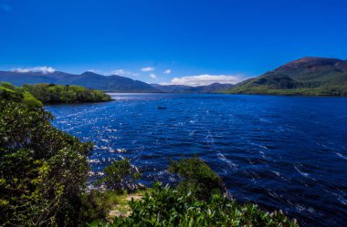 Derin mavi göl, Killarney Milli Parkı - bir pastoral romantik yer şaşırtıcı