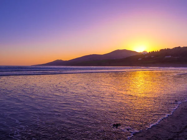 Bellissimo tramonto sulla spiaggia in pollici sulla penisola di Dingle — Foto Stock