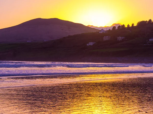 Belo pôr do sol sobre Inch Beach na Península de Dingle — Fotografia de Stock