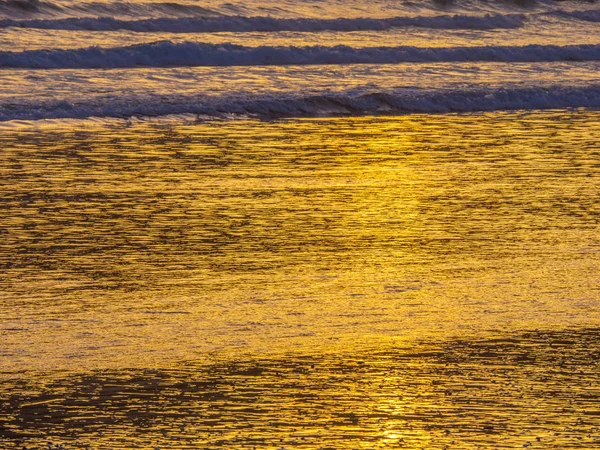 Acqua dell'oceano dorato al tramonto — Foto Stock