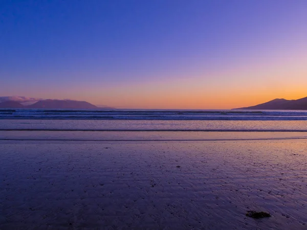 Oceano Atlântico ao pôr-do-sol - vista de Inch Beach Dingle — Fotografia de Stock