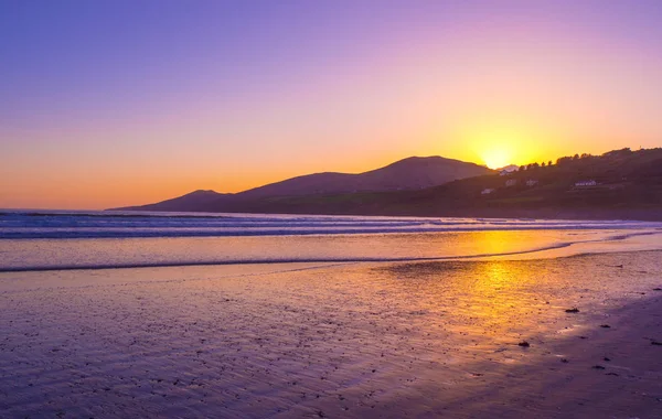 Belo pôr do sol sobre Inch Beach na Península de Dingle — Fotografia de Stock