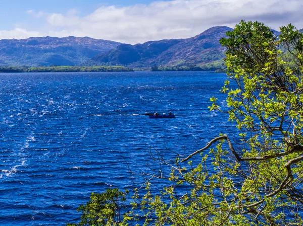 Lac bleu profond incroyable au parc national Killarney - un endroit romantique idyllique — Photo