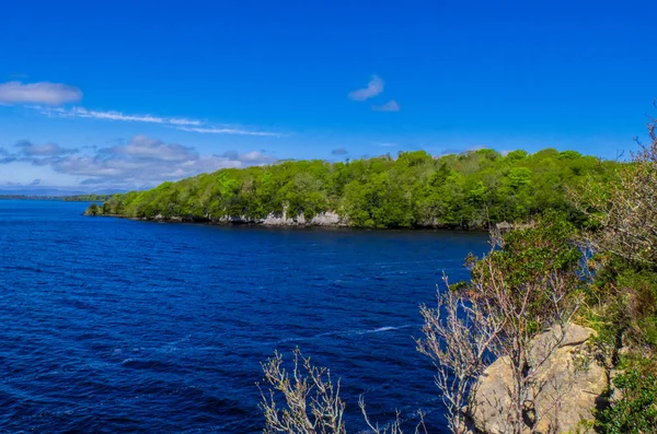 Derin mavi göl, Killarney Milli Parkı - bir pastoral romantik yer şaşırtıcı