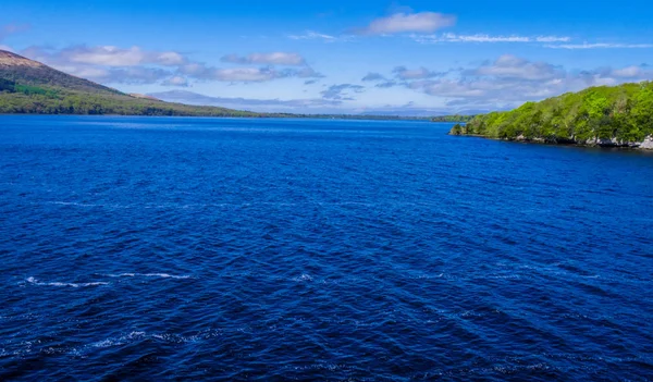 Increíble lago azul profundo en el Parque Nacional de Killarney - un lugar romántico idílico —  Fotos de Stock