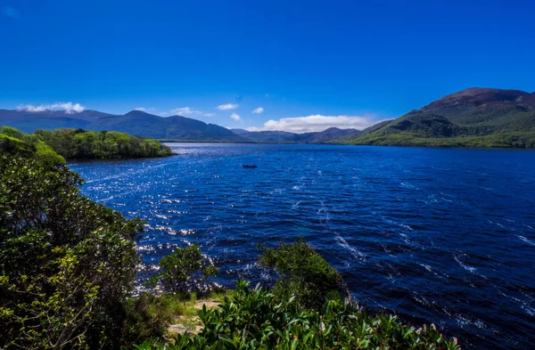 Derin mavi göl, Killarney Milli Parkı - bir pastoral romantik yer şaşırtıcı