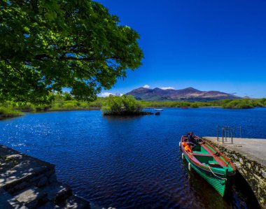 Derin mavi göl, Killarney Milli Parkı - bir pastoral romantik yer şaşırtıcı