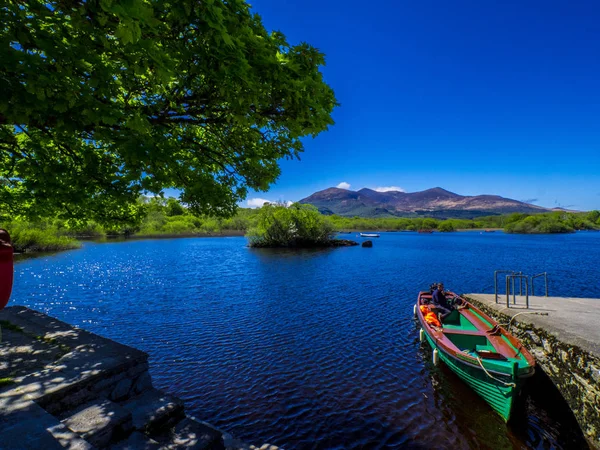 Lac bleu profond incroyable au parc national Killarney - un endroit romantique idyllique — Photo