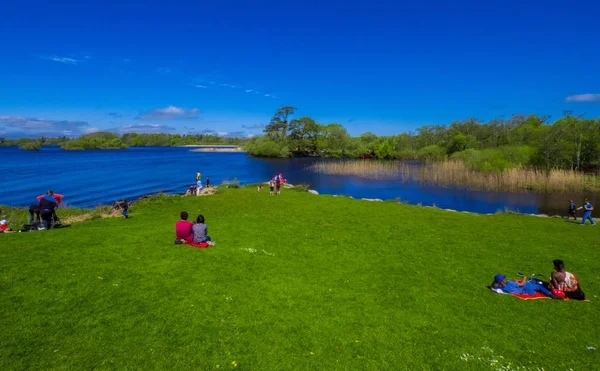 Menschen entspannen sich im Killarney Nationalpark in Irland — Stockfoto